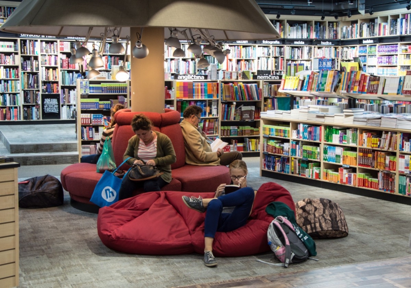 boutique-LA GARDE FREINET-min_books_bookstore_book_reader_readers_reading_shop_sale_books-849006