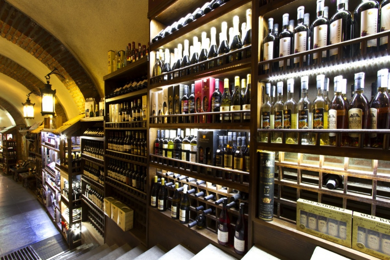 boutique-LA GARDE FREINET-min_world_street_travel_shop_canon_georgia_wine_bottles-429767